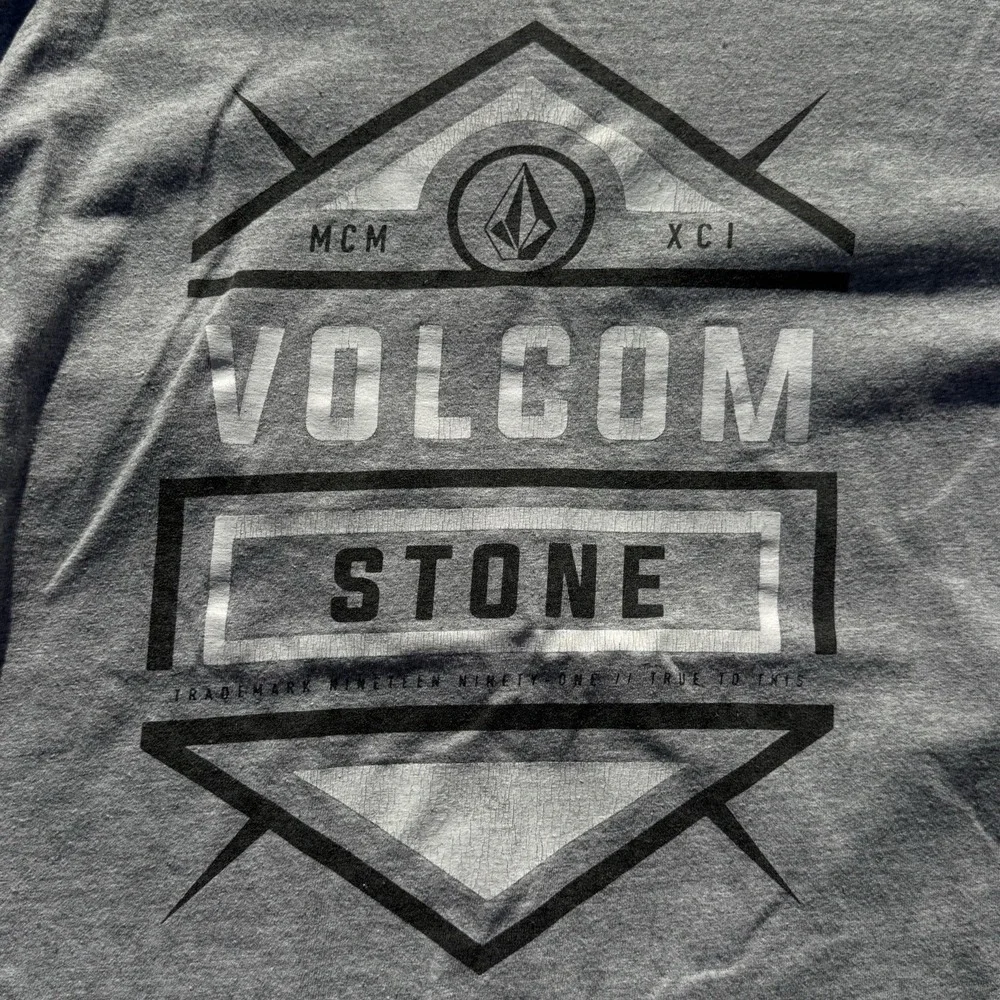 Volcom Stone‎ Men's Gray Graphic T-Shirt Crew Neck Short Sleeve Size